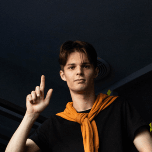 Alex M. || item.role}