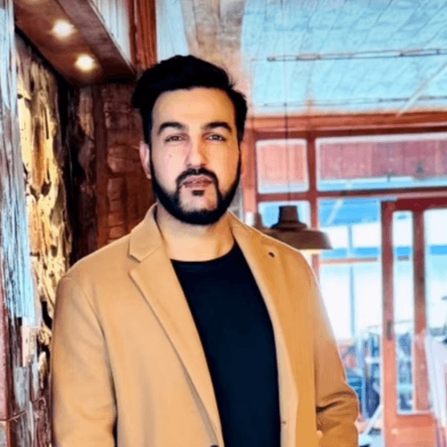 Anum S. || item.role}