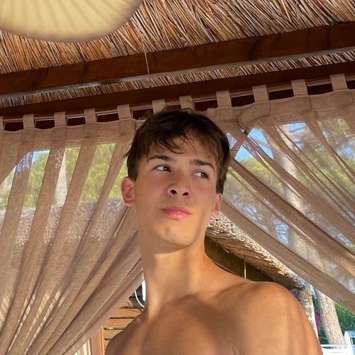 Artur D. || item.role}