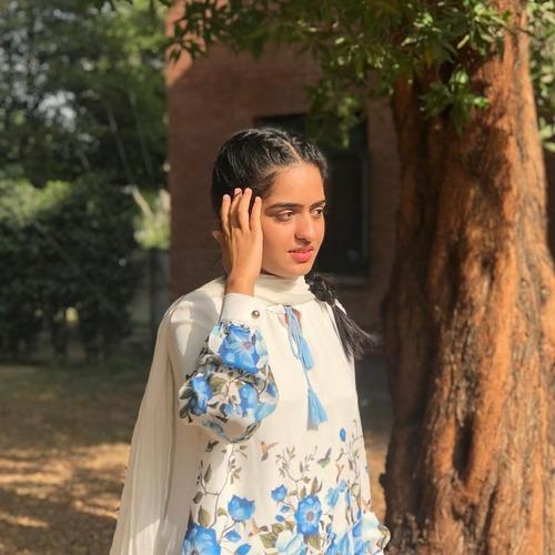 Esha R. || item.role}