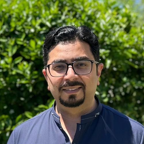 Farooq I. || item.role}