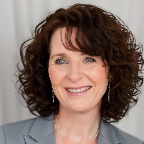 Leesa M. || item.role}