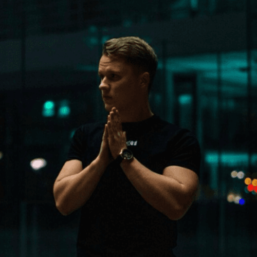 Lukas B. || item.role}