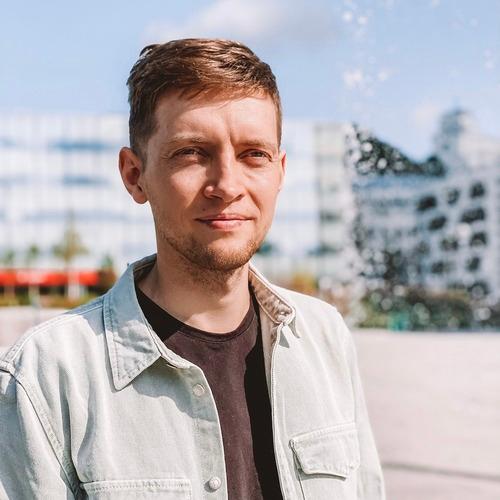 Lukas L. || item.role}