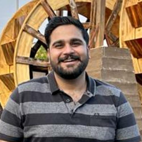 Moiz N. || item.role}