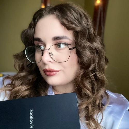 Victoria S. || item.role}